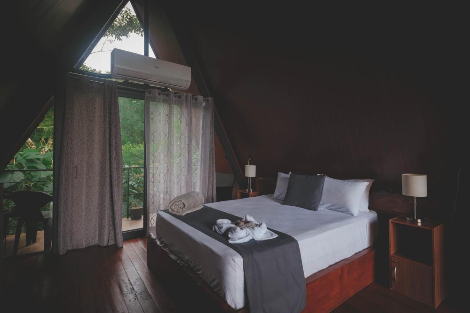 Yarumo Lodge, Rio Celeste Black Chalet *